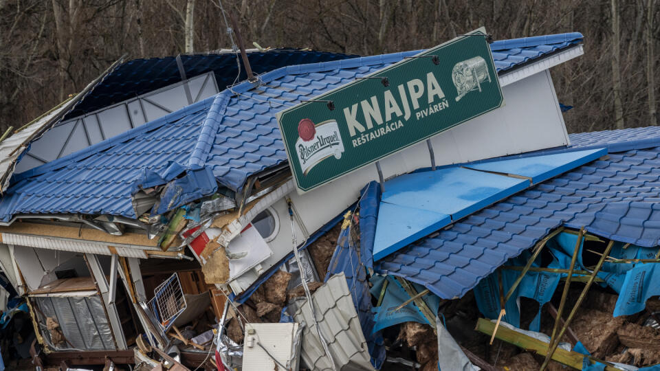 Pri bratislavskom nákupnom centre Eurovea došlo k odtrhnutiu pontónu s reštauráciou Knajpa.