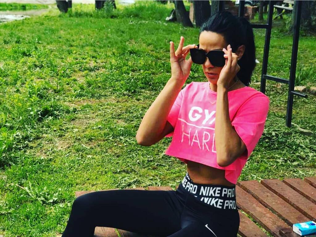 Sexi Ana Staševičová je hlásateľkou aj hovorkyňou futbalového klubu, ale fanúšikovia ju majú radšej bez saka.