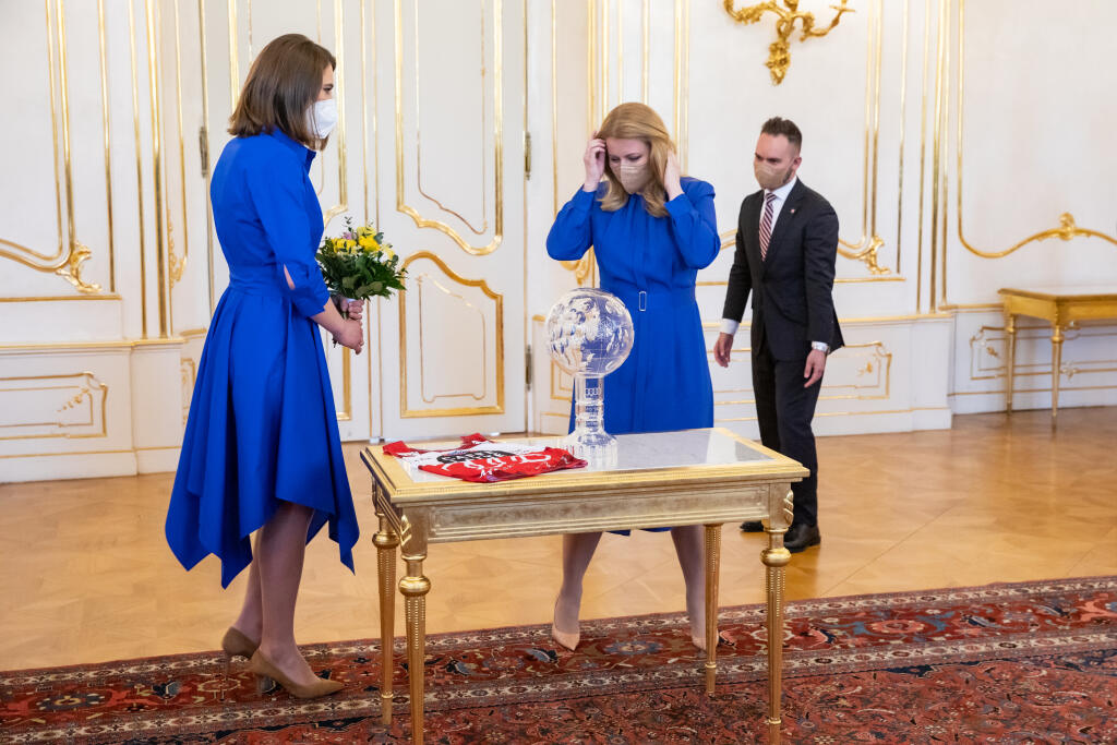 Najlepšia lyžiarka sveta za sezónu 2020/2021 priniesla prezidentka ukázať veľký krištáľový glóbus.
