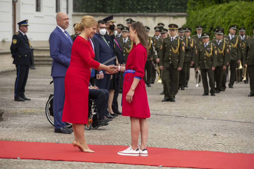 Barbora Mokošová pri preberaní dekrétu ukázala svoju figúru.