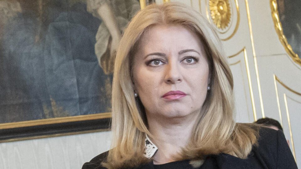 Na snímke prezidentka SR Zuzana Čaputová odovzdala poverenie dočasnému premiérovi SR Eduardovi Hegerovi (OĽaNO) k vedeniu Ministerstva zdravotníctva SR v Prezidentskom paláci 3. marca 2023 v Bratislave. Urobila tak po odňatí poverenia Vladimírovi Lengvarskému (nominant OĽANO). FOTO TASR - Martin Baumann