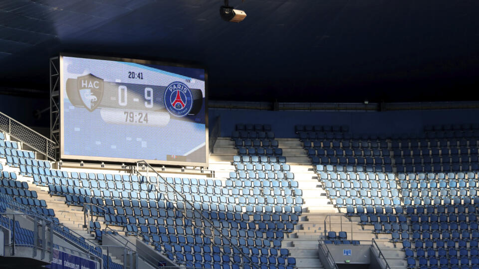 WA 30 Le Havre - Tabuľa ukazuje konečný výsledok 0:9, ktorým sa skončil prípravný zápas medzi majstrovským Parížom St. Germain a druholigovým klubom Le Havre v normandskom meste Le Havre 12. júla 2020. Na prípravný duel umožnili vstup na štadión s kapacitou 25.000 divákov päťtisícke návštevníkov. Francúzska Ligue 1 ako jediná z piatich najsledovanejších súťaží v Európe ukončila sezónu predčasne. FOTO TASR/AP
The score board is pictured at the end of the friendly soccer match between Paris Sain