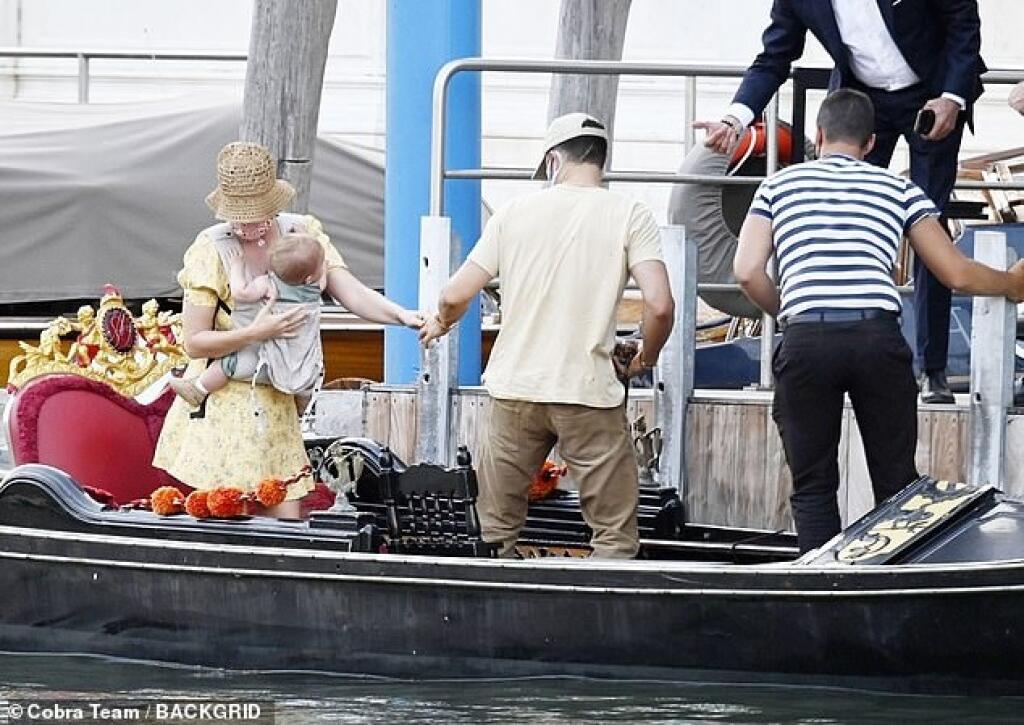 Zaľúbenci a rodičia 9-mesačnej Daisy Katy Perry (36) a Orlando Bloom (44) sa vybrali do historických Benátok a aj keď im fotografi a fanúšikovia nechceli dať pokoj, neustále si prejavovali nežnosti a užívali každý moment.