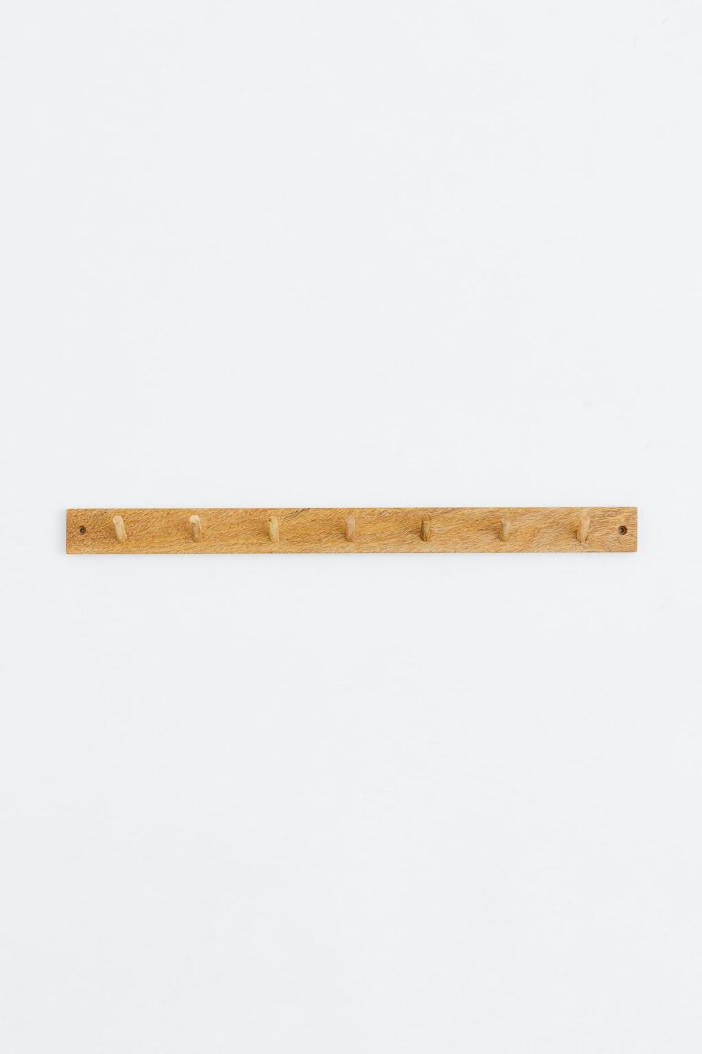9. Drevený vešiak, H&M Home, 9,99 €