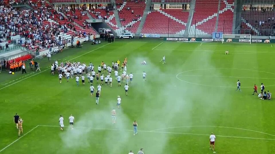 Fanúšikovia Debrecínu vtrhli po vypadnutí klubu z najvyššej ligy na ihrisko