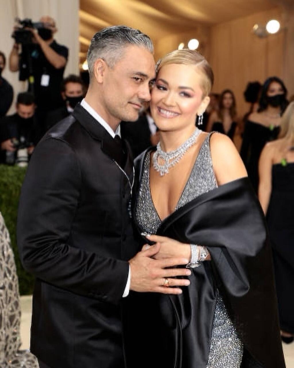 Rita Ora randí so šarmantným a vtipným režisérom Taika Waititim od minulého roka. Poznajú sa už 4 roky.