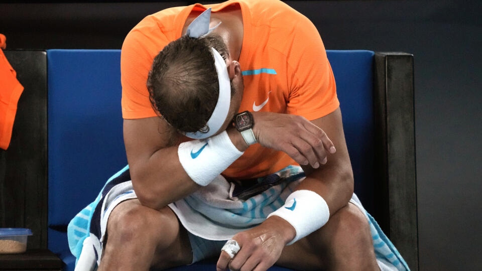ňEBE 16 Melbourne - Na snímke španielsky tenista Rafael Nadal neobháji titul v mužskej dvojhre na grandslamovom turnaji Australian Open v Melbourne. V pozícii nasadenej jednotky prehral v 2. kole s Američanom Mackenziem McDonaldom 4:6, 4:6, 5:7. Zápas dohrával so zranenou nohou v stredu 18. januára 2023. FOTO TASR/AP
Rafael Nadal of Spain reacts during his second round loss to Mackenzie McDonald of the U.S. at the Australian Open tennis championship in Melbourne, Australia, Wednesday, Jan. 18,