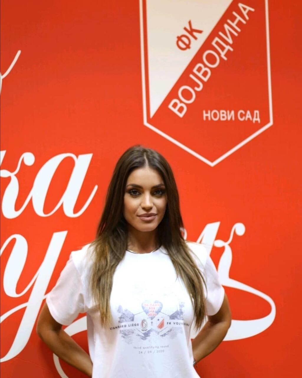 Krásna Sanja Kruževičová sa rada predvádza na sociálnych sieťach v úsporných plavkách.