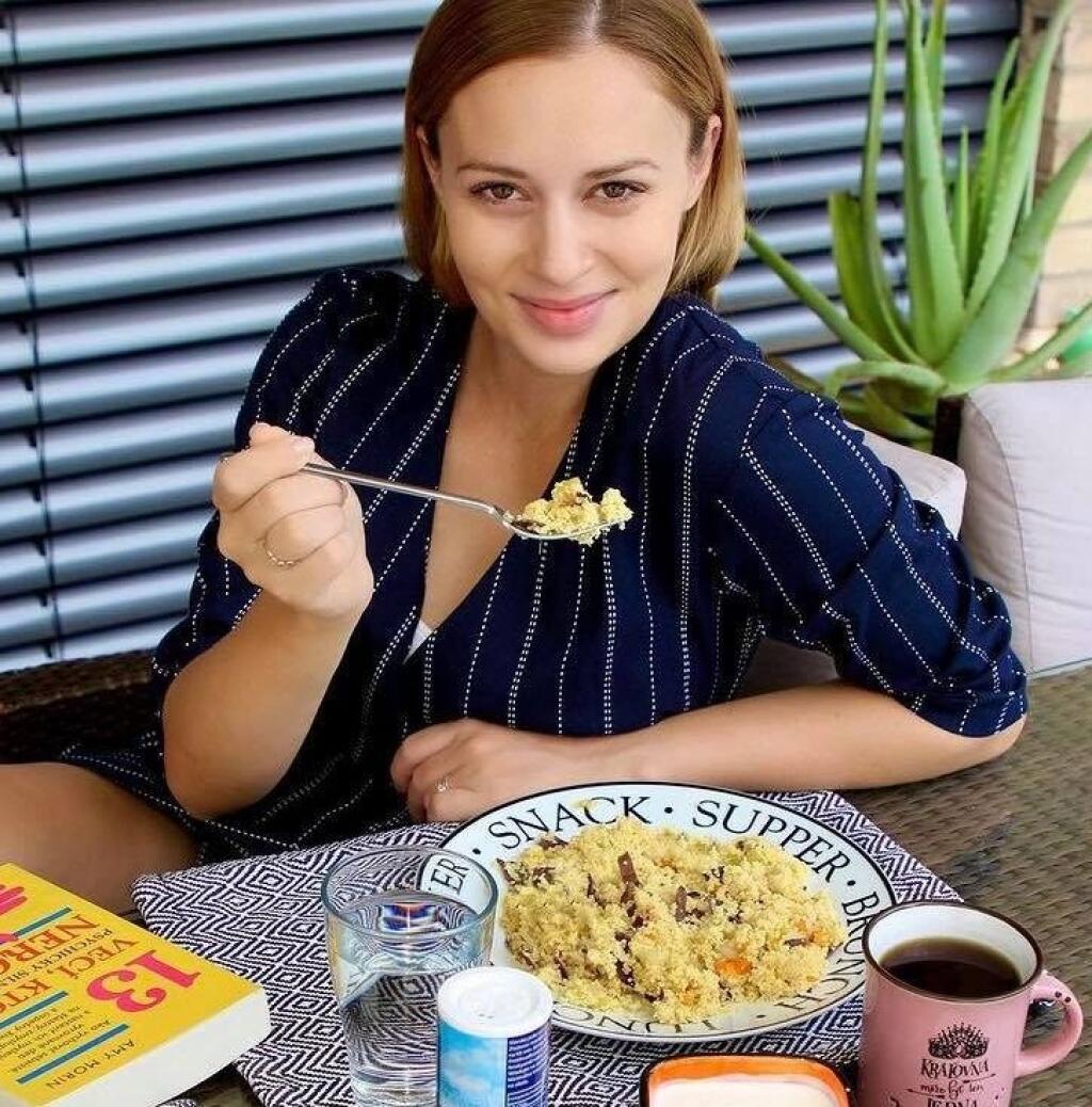Mária si na terase domu v lete vychutnáva chutné jedlo.