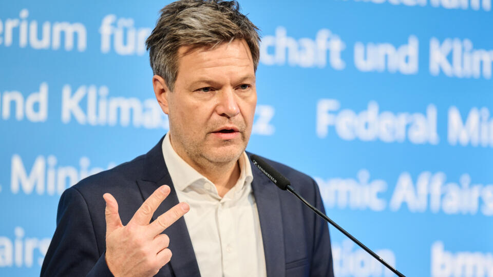 PK 9 archív Berlín - Na archívnej snímke z 24. februára 2022 nemecký minister hospodárstva a klímy Robert Habeck odpovedá na otázky novinárov počas tlačovej konferencii na ministerstve hospodárstva o ruskom útoku na Ukrajinu v Berlíne. Habeck cez víkend (19. a 20. marca) navštívi krajiny Perzského zálivu, kde bude rokovať o budúcich dodávkach plynu. Cesta súvisí so snahami Nemecka čoraz viac sa odstrihnúť od dovozu ruskej energie. FOTO TASR/DPA
ARCHIV - 24.02.2022, Berlin: Robert Habeck (Bündn