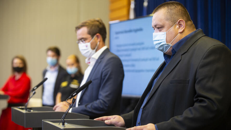 Na snímke sprava hlavný hygienik SR Ján Mikas a minister zdravotníctva SR Marek Krajčí (OĽaNO) počas tlačovej konferencie po skončení rokovania konzília odborníkov.