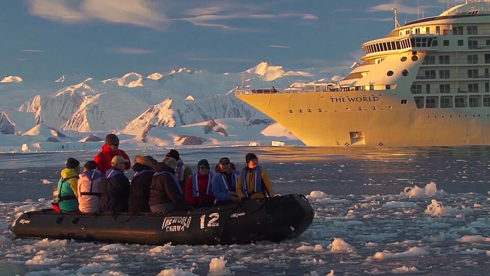 Rezidenčná jachta The World brázdi svetové moria a oceány už viac než dve desaťročia.