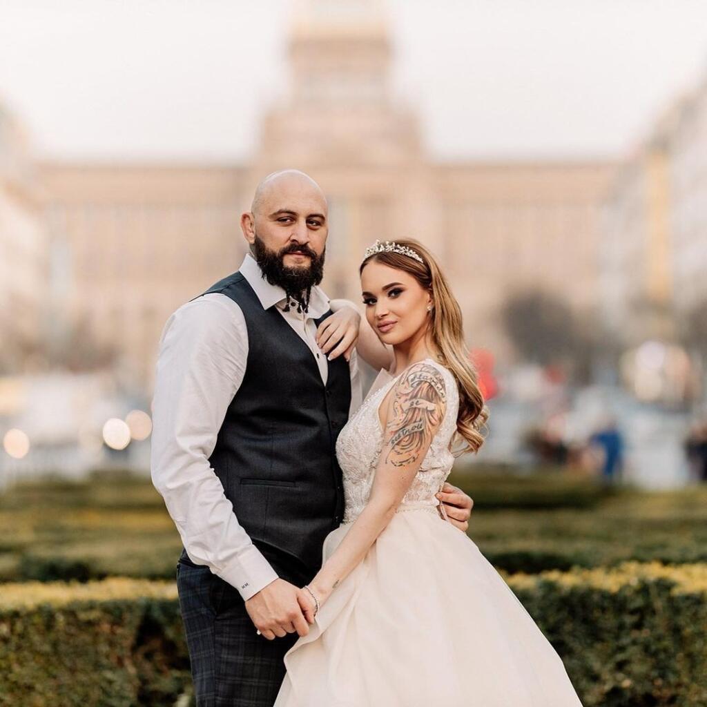 Po dvoch rokoch od zásnub sa Martínek a Lenka zobrali na radnici v Prahe.