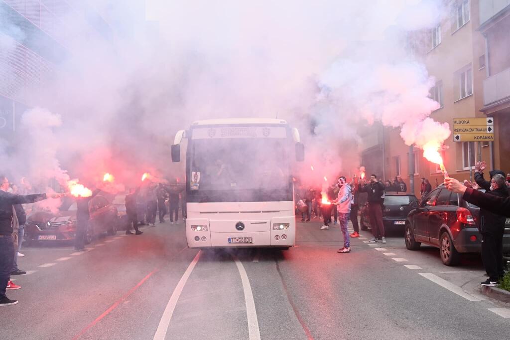 Fanúšikovia Spartaka Trnava vyprevádzali dymovnicami a svetlicami hráčov na zápas proti Slovanu Bratislava.