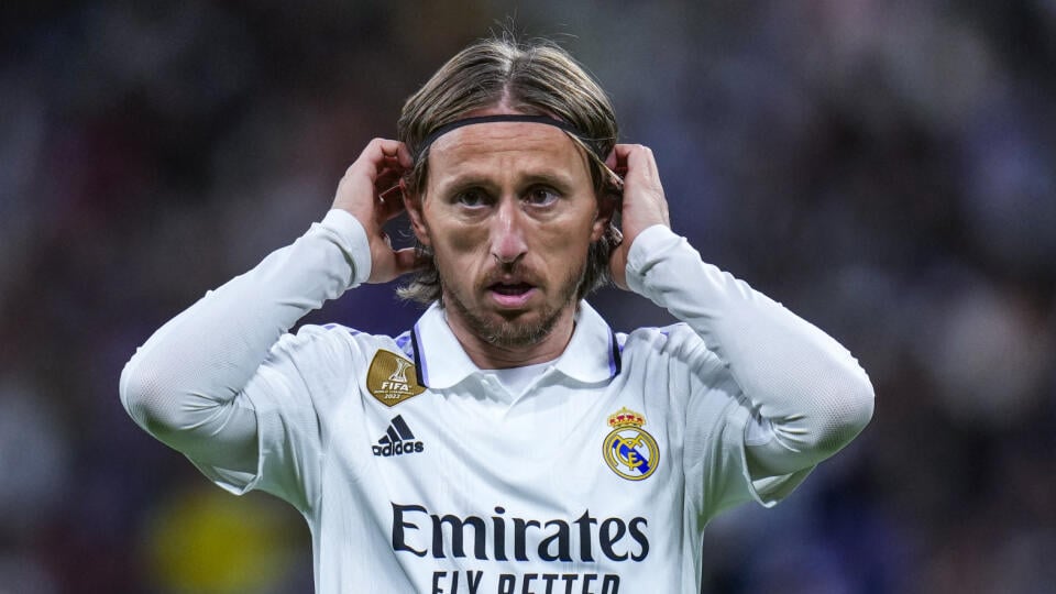 WA 36 archív Madrid - Na archívnej snímke z 22. apríla 2023 futbalista Realu Madrid Luka Modrič gestikuluje počas zápasu španielskej La Ligy Real Madrid - Celta Vigo v Madride. Chorvátsky futbalový stredopoliar Luka Modrič utrpel zranenie ľavého stehna. Realu Madrid bude s najväčšou pravdepodobnosťou chýbať vo finále Španielskeho pohára proti Osasune Pamplona (6. mája 2023). Ohrozený je aj jeho štart v úvodnom semifinále Ligy majstrov na pôde Manchestru city (9. mája). FOTO TASR/AP
FILE - Real
