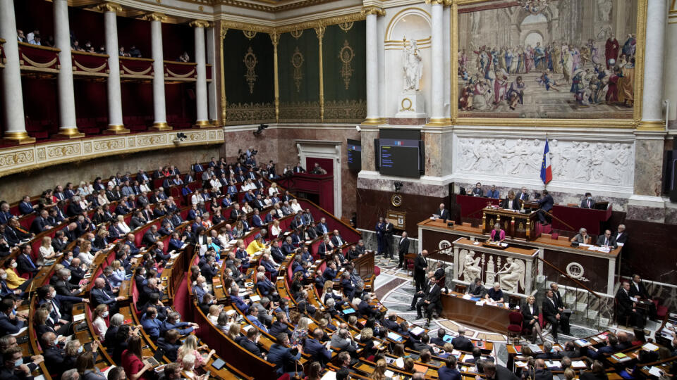JB 9 Paríž - Pohľad na zasadnutie Národného zhromaždenia počas prejavu francúzskej premiérky Elisabeth Borneovej (uprostred v pozadí) v Paríži 6. júla 2022. Borneová predstavila v parlamente hlavné priority svojej vlády po tom, ako jej parlament vyslovil dôveru. FOTO TASR/AP
The National Assembly is pictured as French Prime Minister Elisabeth Borne delivers a speech in Paris, France, Wednesday, July 6, 2022. Borne lay out her main priorities at parliament after the government lost its straig