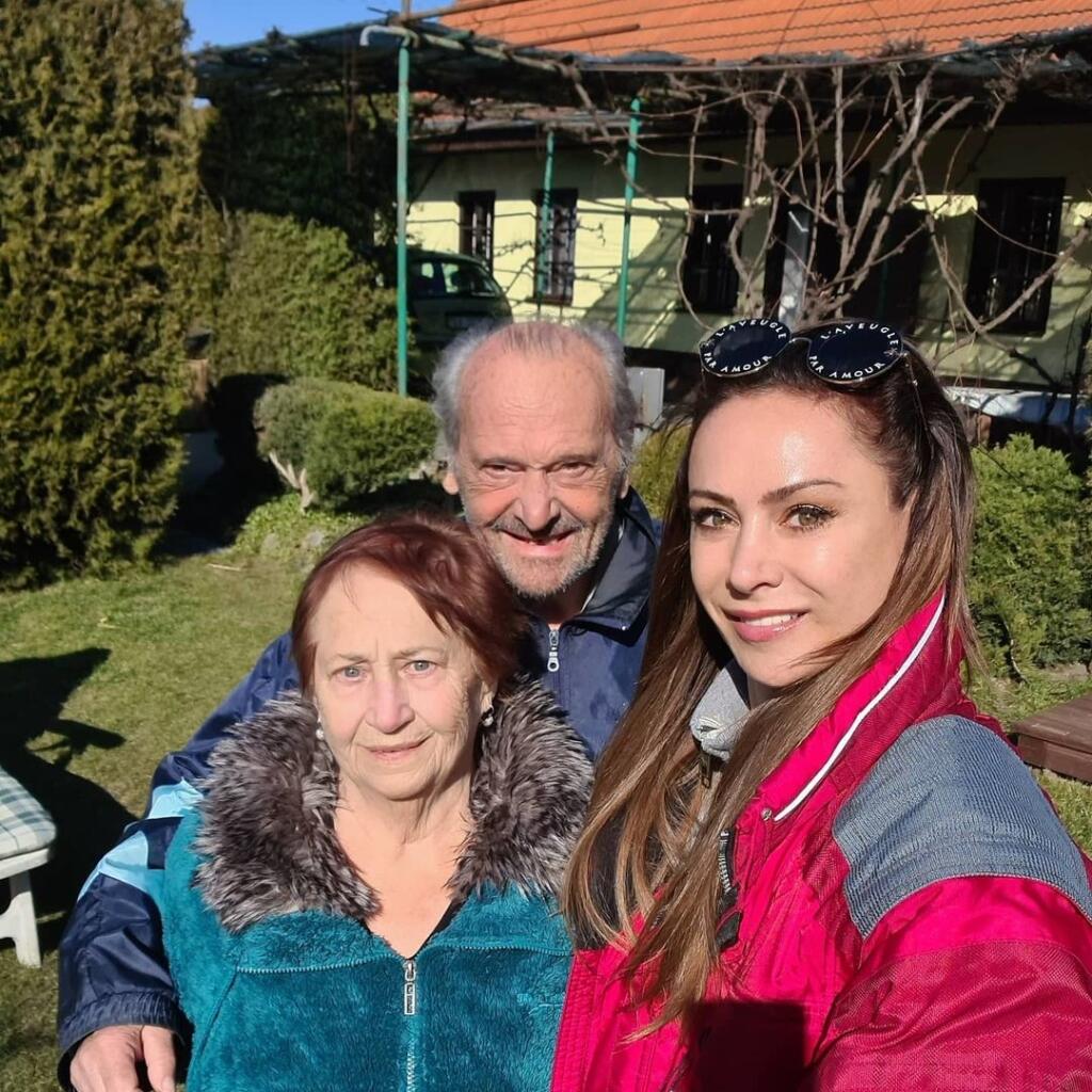 Zora Czoborová sa o rodičov s láskou stará.