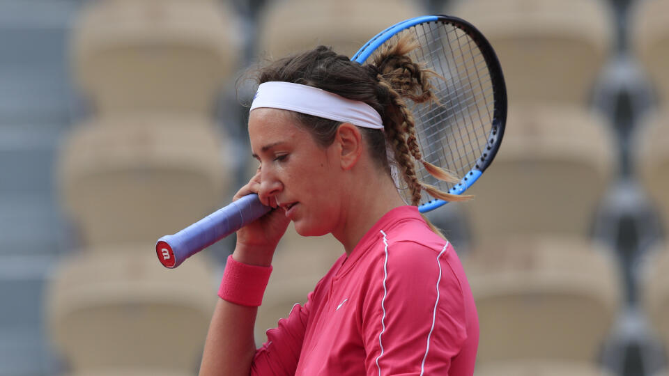 KK45 Paríž - Bieloruská tenistka Victoria Azarenková v zápase proti Slovenke Anne Karolíne Schmiedlovej v 2. kole dvojhry na grandslamovom turnaji Roland Garros 30. septembra 2020 v Paríži. FOTO TASR/AP
Victoria Azarenka of Belarus plays a shot against Slovakia's Anna Karolina Schmiedlova in the second round match of the French Open tennis tournament at the Roland Garros stadium in Paris, France, Wednesday, Sept. 30, 2020. (AP Photo/Michel Euler)