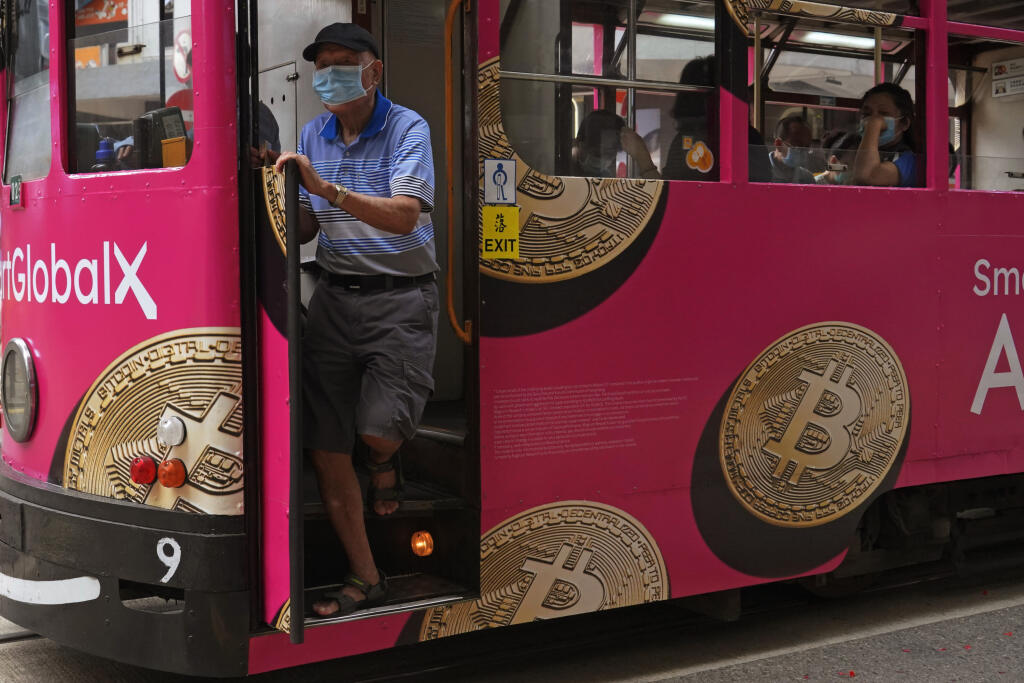 WA 33 archív Hongkong - Na archívnej snímke z 12. mája 2021 reklama na bitcoin, jednu z kryptomien, sa nachádza na električke v Hongkongu. FOTO TASR/AP 

An advertisement of Bitcoin, one of the cryptocurrencies, is displayed on a tram in Hong Kong, Wednesday, May 12, 2021. (AP Photo/Kin Cheung)