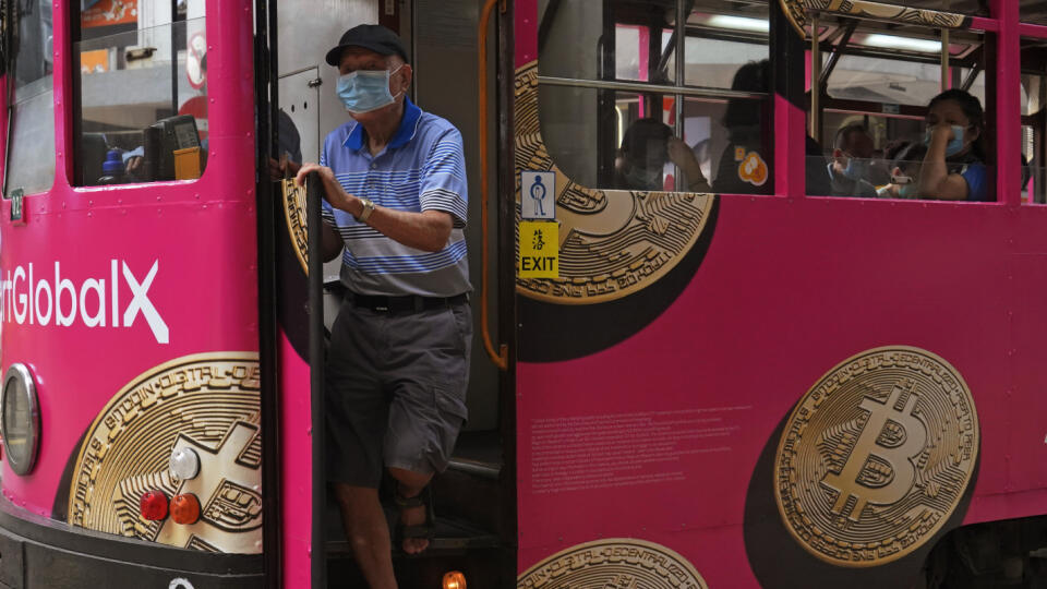 WA 33 archív Hongkong - Na archívnej snímke z 12. mája 2021 reklama na bitcoin, jednu z kryptomien, sa nachádza na električke v Hongkongu. FOTO TASR/AP
An advertisement of Bitcoin, one of the cryptocurrencies, is displayed on a tram in Hong Kong, Wednesday, May 12, 2021. (AP Photo/Kin Cheung)