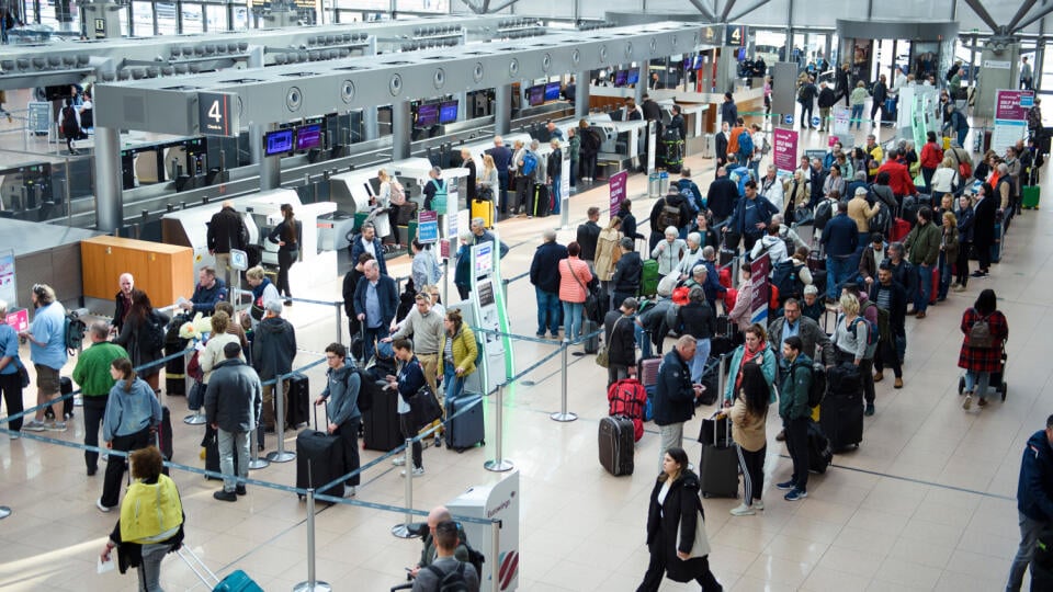 EBE 24 Hamburg - Zamestnanci letísk v Berlíne a Hamburgu vstúpili v pondelok do štrajku za zvýšenie platov. V dôsledku ich protestov boli v oboch mestách zrušené desiatky letov. Na snímke cestujúci stoja v rade pri odbavovacej prepážke v termináli hamburského letiska s kuframi v pondelok 24. apríla 2023. FOTO TASR/DPA
24.04.2023, Hamburg: Reisende stehen im Terminal des Flughafen Hamburg mit ihren Rollkoffern in einer Warteschlange an einem Check in-Schalter. Ein kurzfristiger Warnstreik des Ab