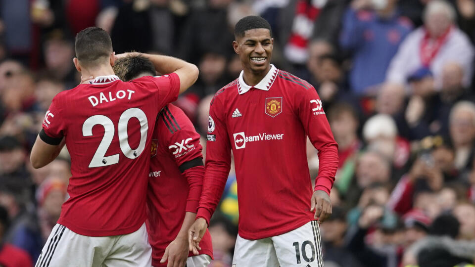 KK89 Manchester - Futbalista Marcus Rashford (uprostred) z manchestru United sa teší z druhého gólu počas zápasu 24. kola anglickej Premier League Manchester United - Leicester City 19. februára 2023 v Manchestri. FOTO TASR/AP
Manchester United's Marcus Rashford, centre, celebrates after scoring his side's second goal during the English Premier League soccer match between Manchester United and Leicester City at the Stamford Bridge stadium in Manchester, England, Sunday, Feb. 19, 2023. (AP Photo/