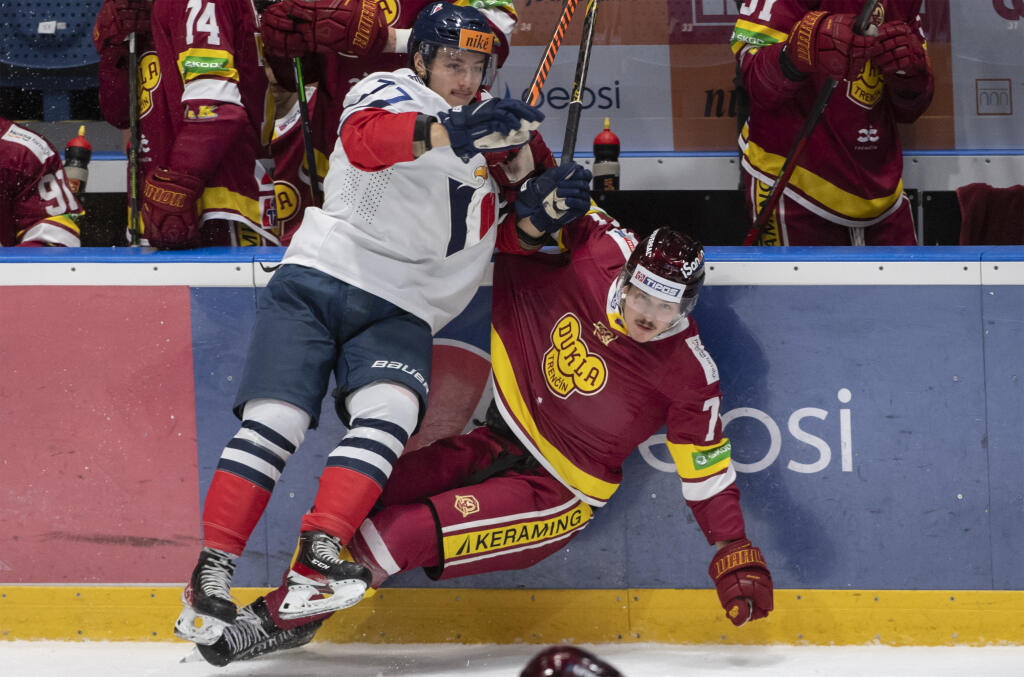 Na snímke vľavo Ján Petriska (Slovan) a vpravo Jakub Gaťár (Trenčín) bojujú o puk pri mantineli počas zápasu 20. kola hokejovej Tipos extraligy medzi HC Slovan Bratislava - HK Dukla Trenčín v Bratislave v piatok 25. novembra 2022.