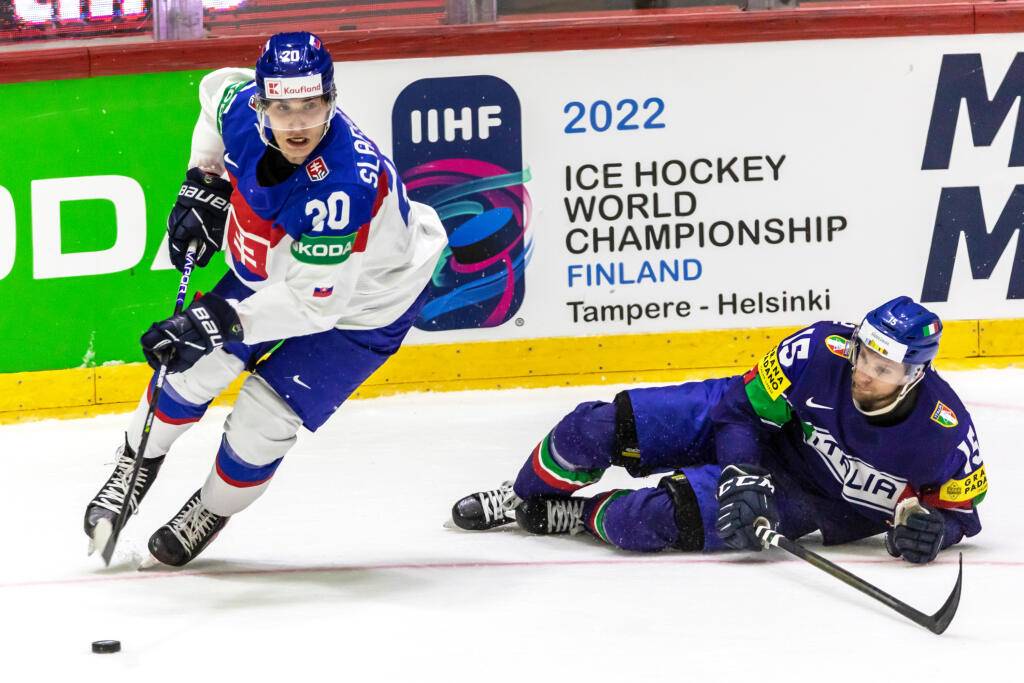 Na snímke je Juraj Slafkovský počas šiesteho zápasu základnej skupiny MS 2022 v Helsinkách, v ktorom nastúpili slovenskí hokejisti proti Taliansku.