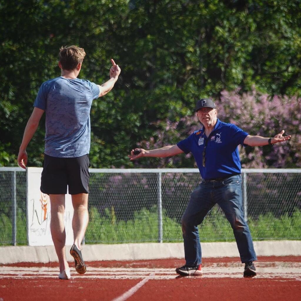 Rovnaký šoumen ako Warholm je aj jeho tréner Leif Olav, s ktorým sa veľakrát nafotili vo vtipných pózach.