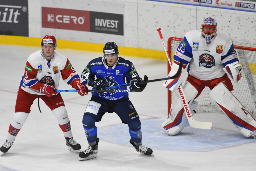 Na snímke vľavo Matej Ilenčík, vpravo brankár Tomáš Vošvrda (obaja MHk 32 Liptovský Mikuláš) uprostred Adrián Valigura (HK Poprad) počas zápasu 1. kola Tipos extraligy MHk 32 Liptovský Mikuláš - HK Poprad 24. septembra 2021 v Liptovskom Mikuláši. FOTO TASR – Milan Kapusta