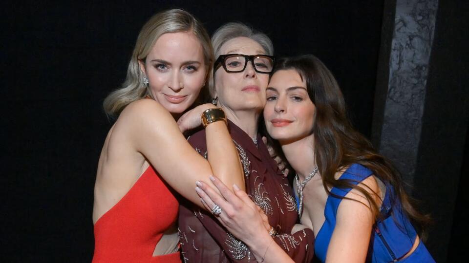 Kultový film Diabol nosí Pradu s Emily Blunt, Meryl Streep a Anne Hathaway sa vracia.