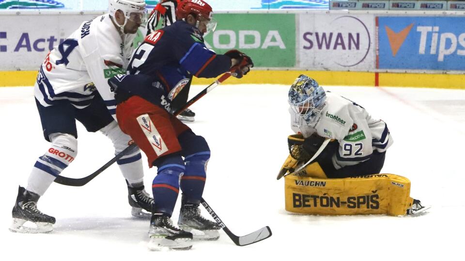 Na snímke zľava Juraj Valach (Spišská Nová Ves), Václav Stupka (Zvolen) a brankar Spišskej Novej Vsi Marcel Melicherčík v prvom zápase semifinále play off Tipos extraligy HKM Zvolen - HK GROTTO Spišská Nová Ves vo Zvolene 2. apríla 2023. FOTO TASR - Ján Krošlák