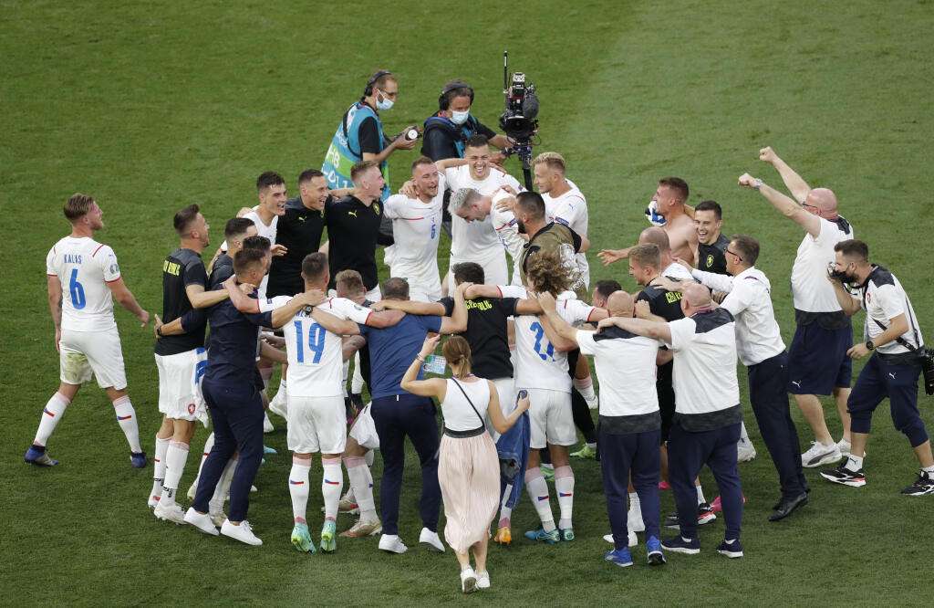 KK92 Budapešť - Na snímke českí futbalisti sa tešia z víťazstva 2:0 po osemfinálovom zápase Holandsko - Česká republika na ME vo futbale 27. júna 2021 v Budapešti. FOTO TASR/AP
Czech Republic celebrate after the final whistle to win 2-0 in the Euro 2020 soccer championship round of 16 match between the Netherlands and Czech Republic at the Ferenc Puskas stadium in Budapest, Sunday, June 27, 2021. (AP Photo/Laszlo Balogh, Pool)