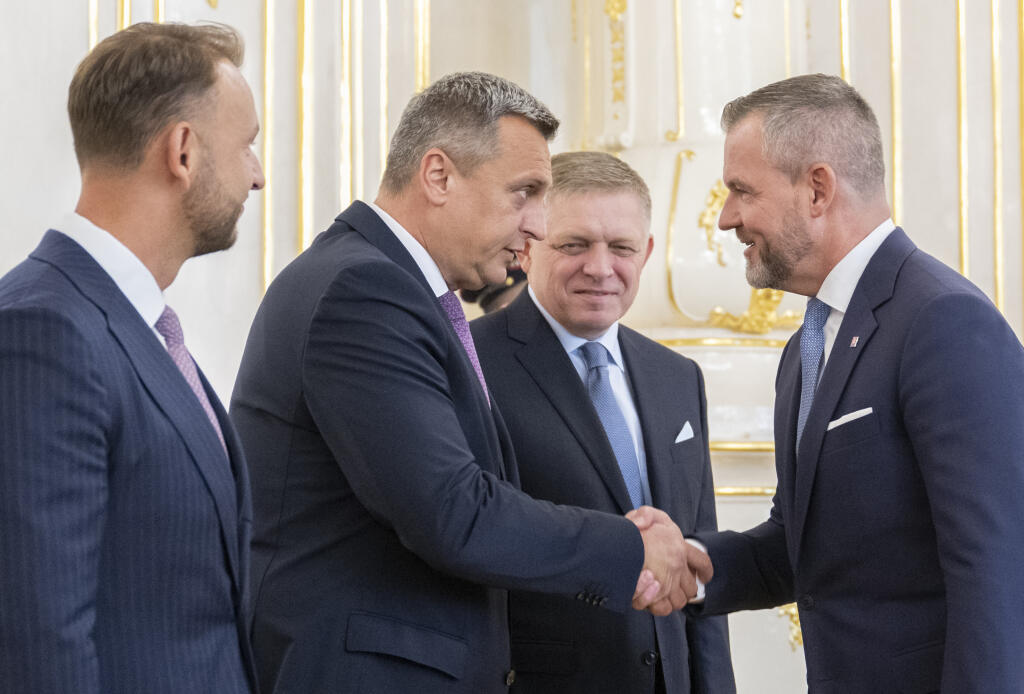 Na snímke sprava prezident SR Peter Pellegrini, predseda vlády SR Robert Fico (Smer-SD), podpredseda parlamentu SR Andrej Danko (SNS) a minister vnútra SR Matúš Šutaj-Eštok (Hlas - SD). Prezident SR Peter Pellegrini pozval na spoločný obed predsedov koaličných strán v prezidentskom paláci v Bratislave 12. septembra 2024. FOTO TASR - Martin Baumann