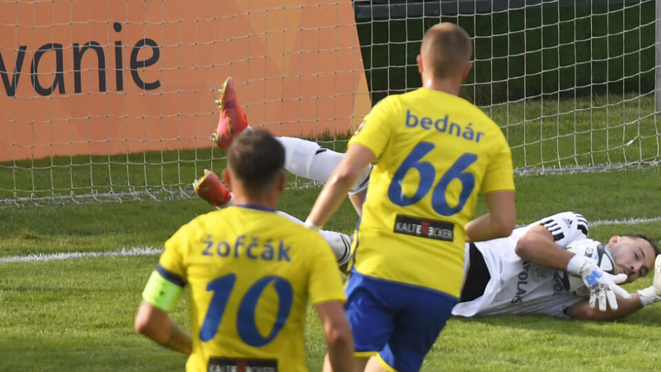Na snímke uprostred brankár Benjamín Száraz (Michalovce) chytá loptu v zápase 1. kola futbalovej Niké ligy MFK Zemplín Michalovce - FC DAC 1904 Dunajská Streda v Michalovciach 29. júla 2023. FOTO TASR – František Iván