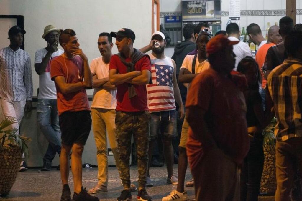 Kubánci v Havane smútia, v Miami tancujú a odpaľujú ohňostroje