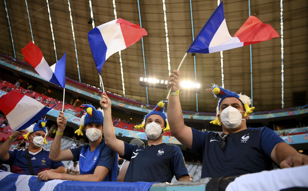 KK45 Mníchov - Francúzski fanúšikovia mávajú vlajkami pred zápasom základnej F-skupiny Francúzsko - Nemecko na ME vo futbale 15. júna 2021 v Mníchove. FOTO TASR/AP
French supporters wave flags before the Euro 2020 soccer championship group F match between France and Germany at Allianz Arena stadium in Munich, Tuesday, June 15, 2021. (Matthias Hangst/Pool via AP)