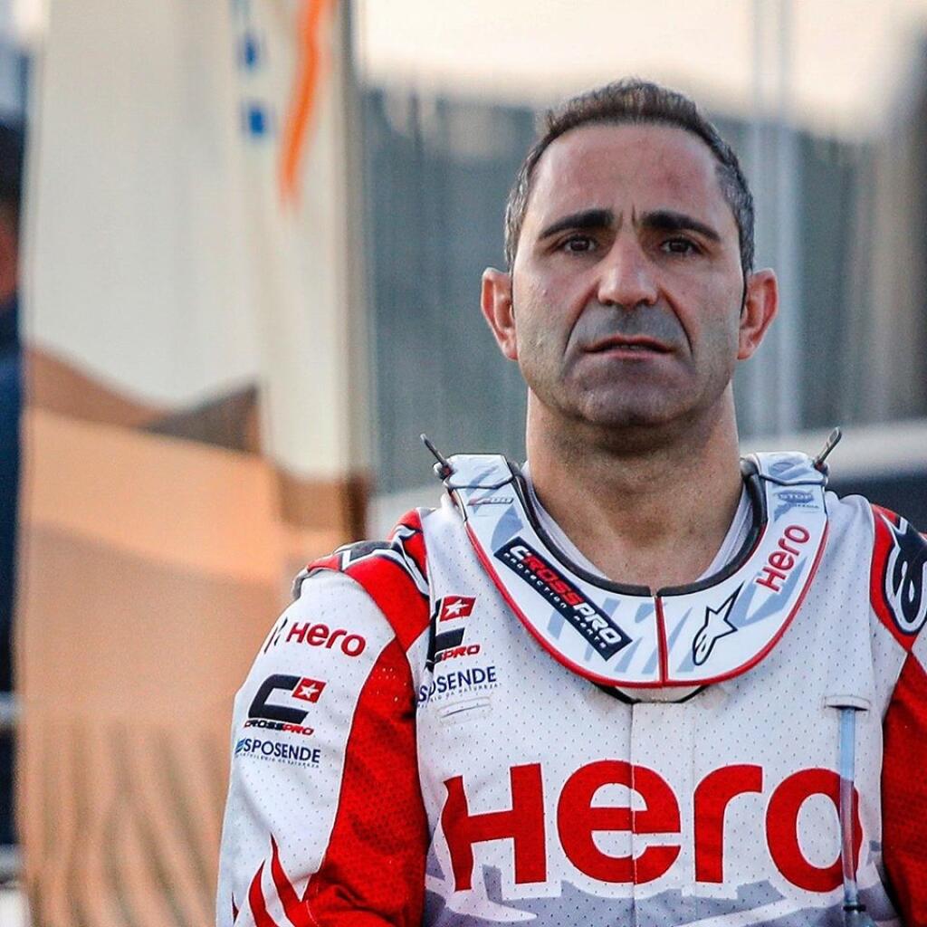 Portugalský motocyklista Paulo Goncalves (40) zahynul počas nedeľnej 7. etapy Rely Dakar. Podľa oficiálneho webu podujatia mal po 276 kilometroch trasy z Rijádu do Wadi Al-Dawasiru nehodu.