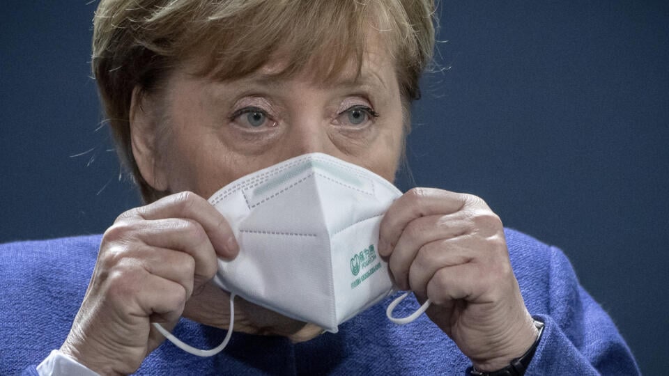 EBE 28 Berlín - Nemecká kancelárka Angela Merkelová s ocranným rúškom počas tlačovej konferencie v Berlíne 9. novembra 2020. Merkelová vzhľadom na víťazstvo demokrata Joea Bidena v amerických prezidentských voľbách v pondelok vyhlásila, že je dôležité, aby Washington a Berlín spolupracovali na kľúčových problémoch, akými sú koronavírusová pandémia, klimatická zmena a terorizmus. FOTO TASR/AP
German Chancellor Angela Merkel holds her face mask after a statement at the chancellery in Berlin, Germa