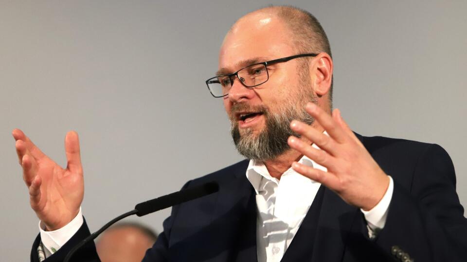 Na snímke predseda strany SaS Richard Sulík počas tlačovej besedy po skončení straníckeho kongresu v Bystrej v okrese Brezno v sobotu 9. apríla 2022. FOTO TASR - Ján Krošlák