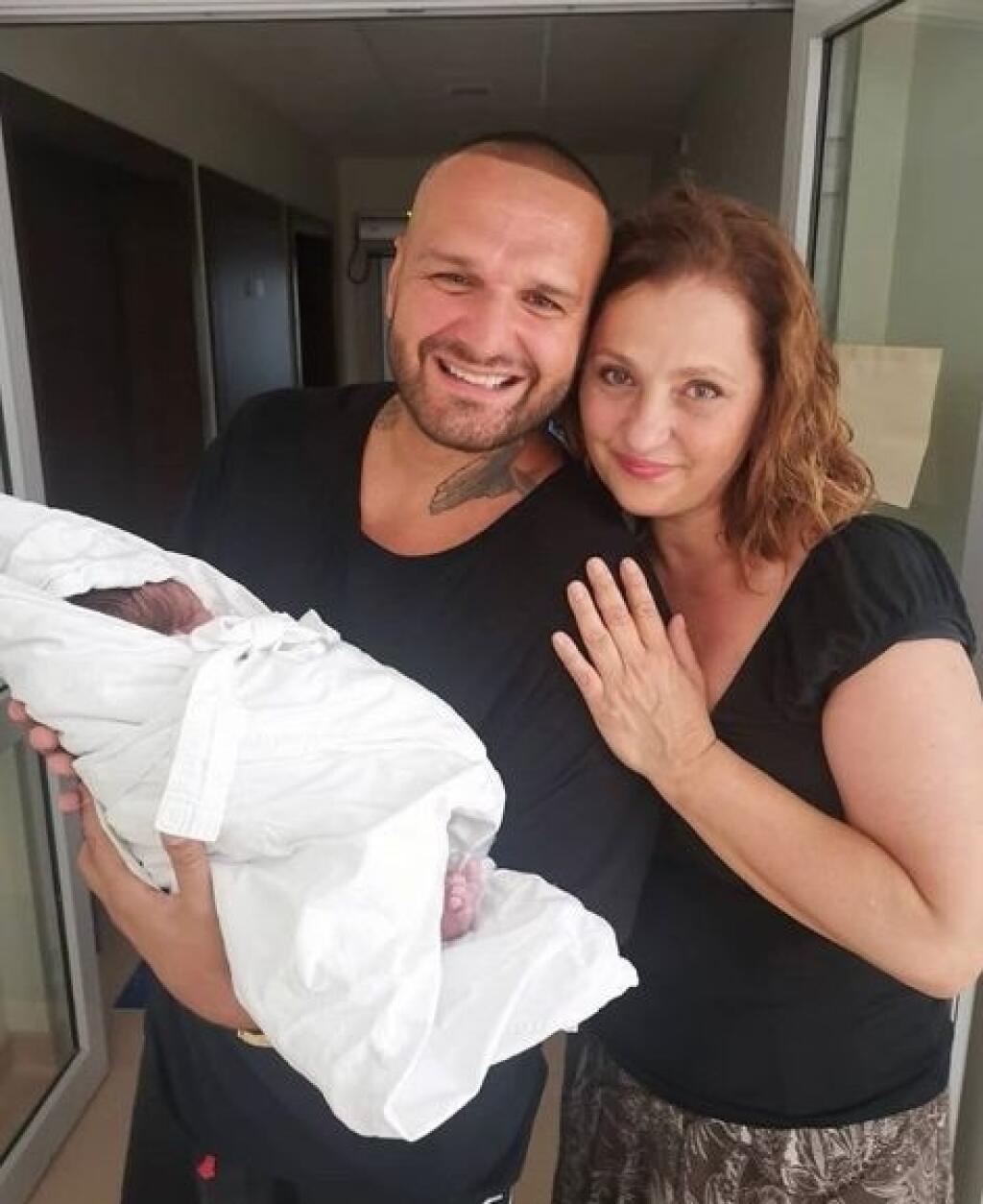 Jasmina Alagič ukázala svoju mladú mamu. Takto pózovala s Rytmusom krátko po narodení ich syna Sanela v júli 2019.