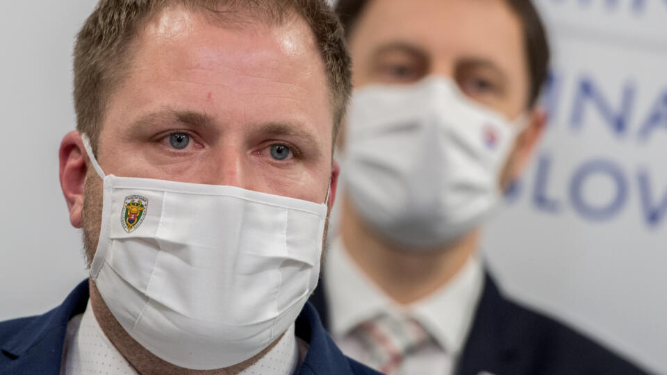 Na snímke minister financií Eduard Heger (vpravo) a vľavo prezident Finančnej správy (FS) SR Jiří Žežulka počas brífingu s novinármi v pondelok 1. februára 2021 v Bratislave. FOTO TASR - Martin Baumann