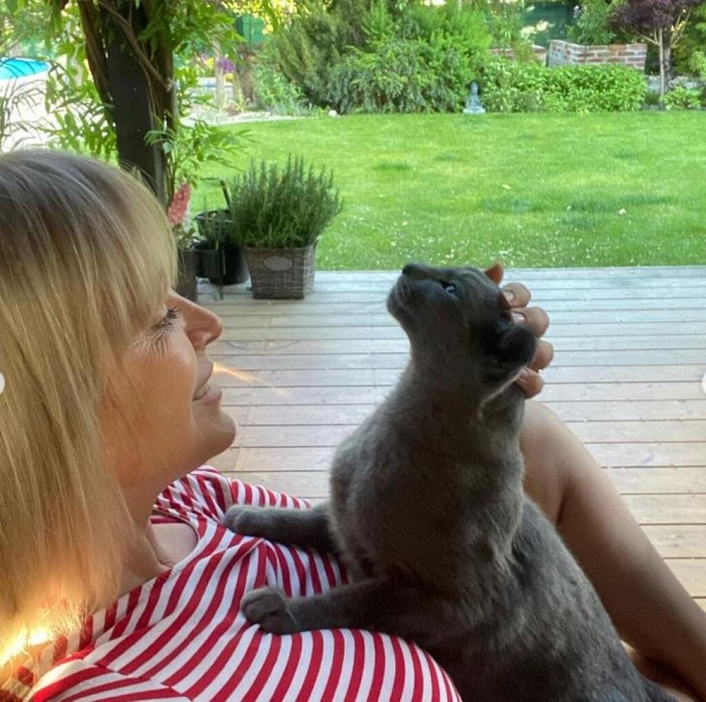 Záhrada herečky Zuzany Vačkovej je dokonalým relaxom - má tam terasu, hojdačku, bazén aj grilovanie.