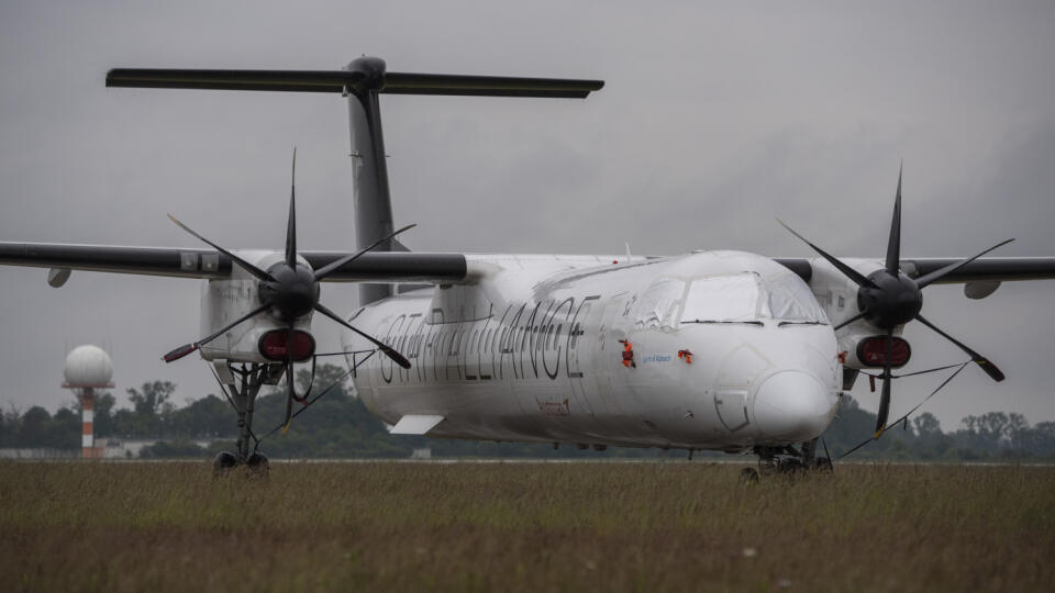 Na Letisku M. R. Štefánika v Bratislave môže byť v blízkej dobe uzemnených až 72 lietadiel typu Bombardier, ktoré si prenajímali dopravcovia Eurowings, Austrian Airlines a ďalší. Letecké spoločnosti lietadlá zaparkovali v Bratislave pre krízu v leteckej doprave spôsobenú pandémiou ochorenia COVID-19. Letisko inkasuje za prenájom plochy mesačne približne 1500 eur za jedno lietadlo. Na snímke odparkované a zakonzervované lietadlá počas tlačovej konferencie o možnostiach parkovania lietadiel na le