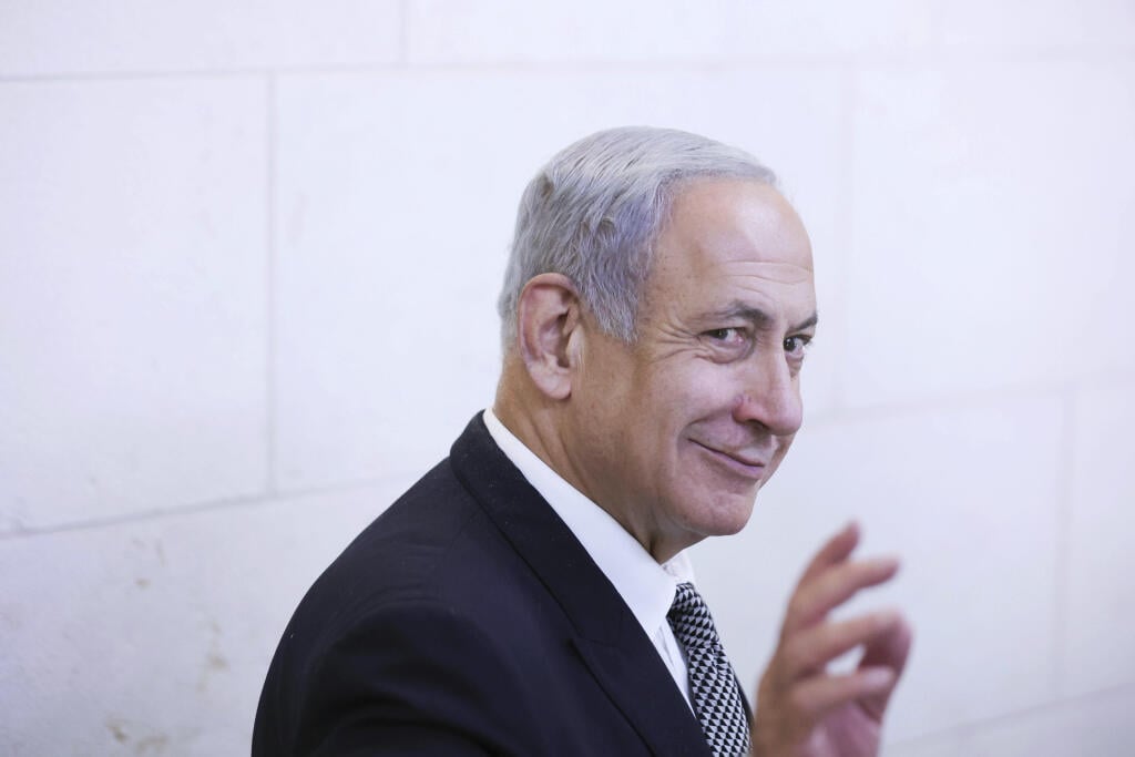 Izraelský premiér Benjamin Netanjahu prichádza na súd v meste Rišon LeZion 23. januára 2023. Netanjahua a jeho manželku vypočúvali dnes na súde v prípade urážky na cti.