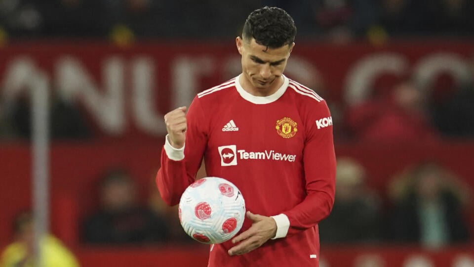 Na archívnej snímke z 28. apríla 2022 futbalista Manchestru United Cristiano Ronaldo drží loptu po inkasovaní gólu v zápase anglickej Premier League Manchester United - Chelsea Londýn v Manchestri. Portugalský futbalista Cristiano Ronaldo naznačil, že nastúpi v prípravnom zápase proti Rayu Vallecanu v nedeľu 31. júla. Správa prišla uprostred špekulácii o jeho budúcnosti v Manchestri United.