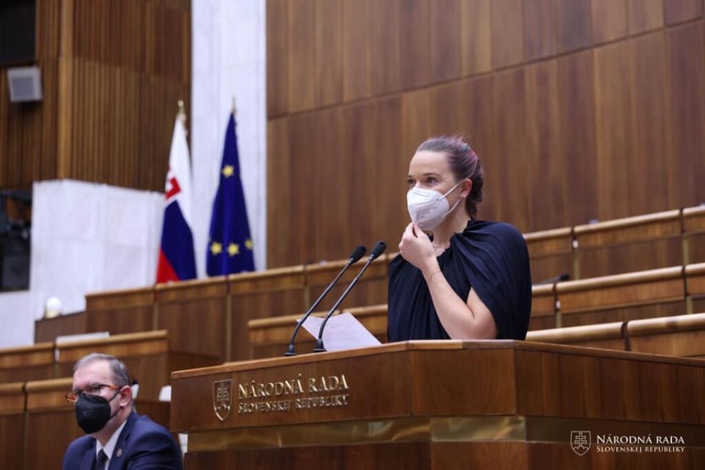 Romana Tabák v parlamente.