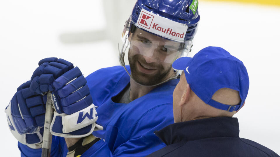 Na snímke sprava tréner slovenskej hokejovej reprezentácie Craig Ramsay a slovenský hokejový reprezentant Mário Grman sa rozprávajú počas tréningu pred piatkovým zápasom proti Francúzsku v základnej A-skupine na 85. majstrovstvách sveta v ľadovom hokeji v Helsinkách vo štvrtok 12. mája 2022. FOTO TASR - Martin Baumann