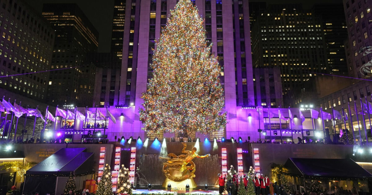 A New York, ils ont allumé un sapin de Noël avec de grandes étoiles