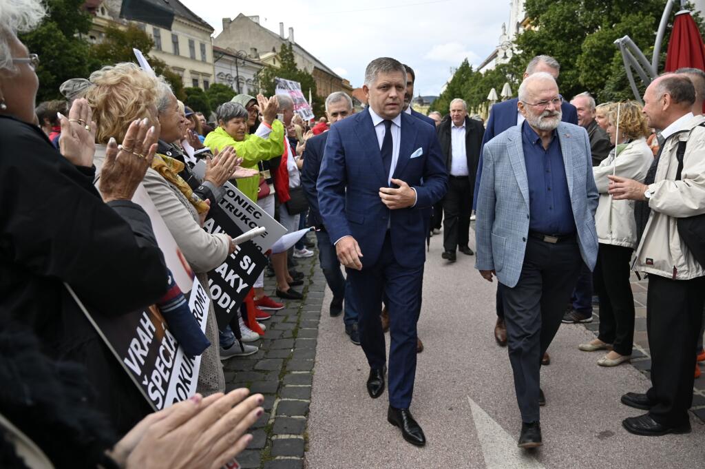 Na snímke zľava poslanec NRSR Robert Fico (Smer-SD) a bývalý prezident Ivan Gašparovič prichádzajú na protivládny protest na Hlavnej ulici v Košiciach 1. septembra 2021. FOTO TASR- Roman Hanc